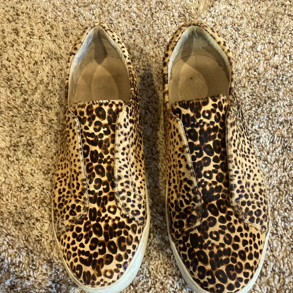 JJ Slides animal print size 7.5 fit more like 8-8.5